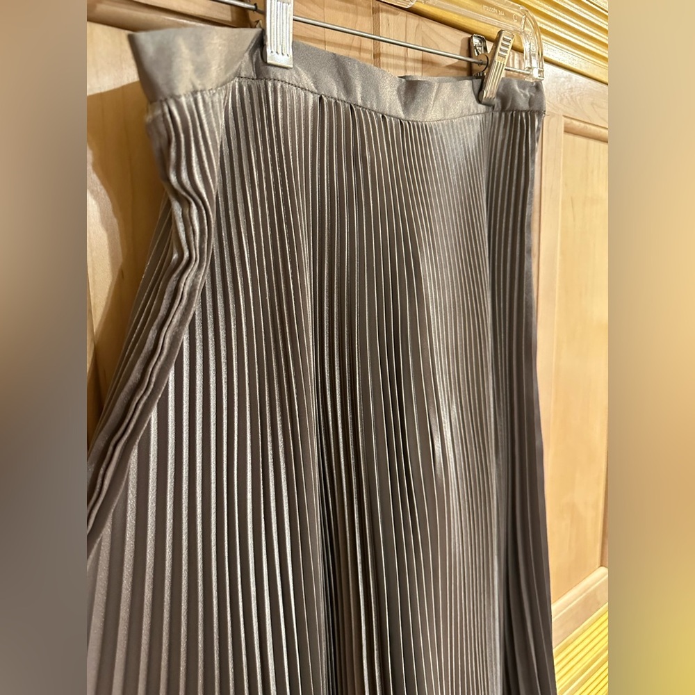 Silver pleated midi skirt (women’s size 8) - Picture 2 of 5